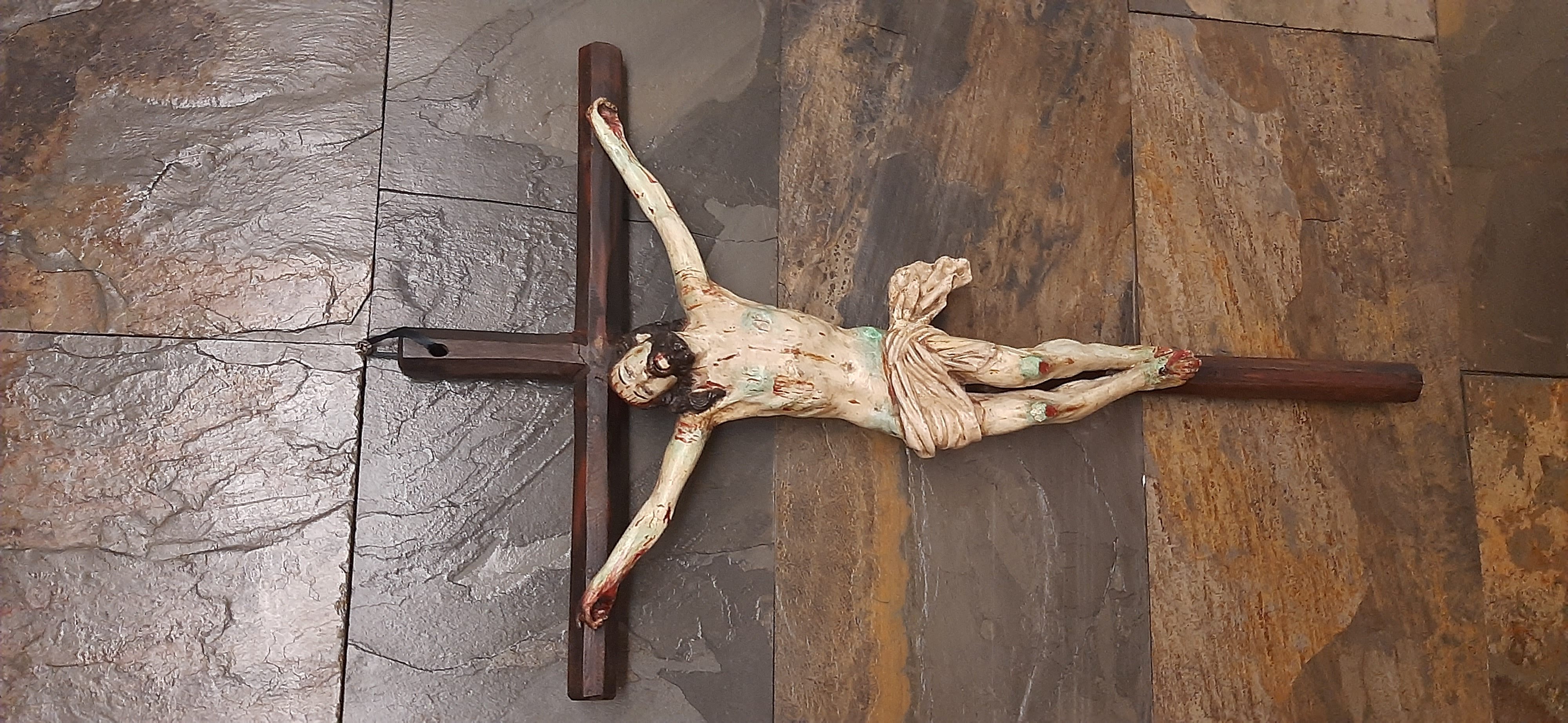 CRISTO CRUCIFICADO DE MADERA SIGLO XX ESCUELA QUITEÑA