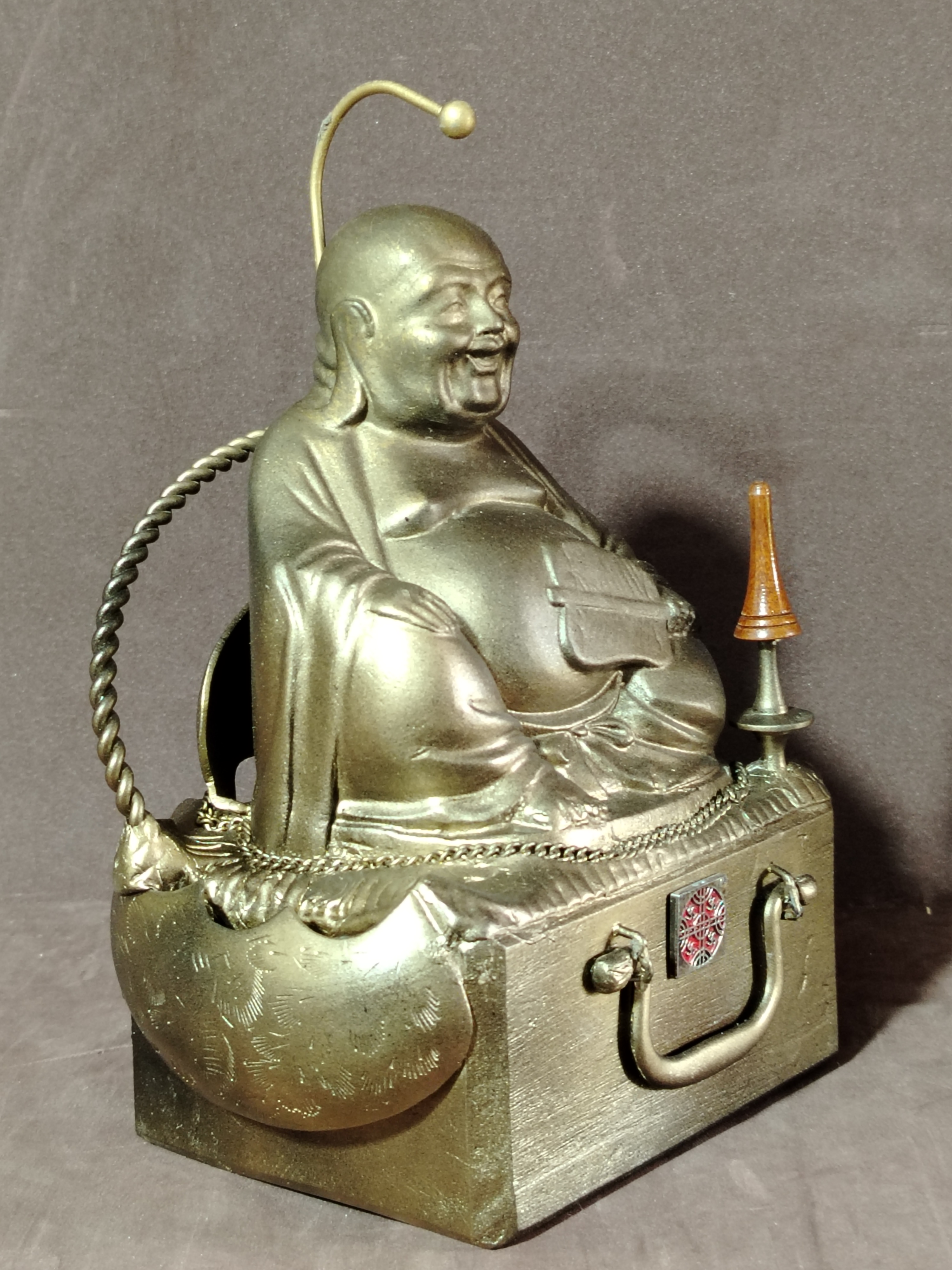 BUDA DE MADERA Y BRONCE